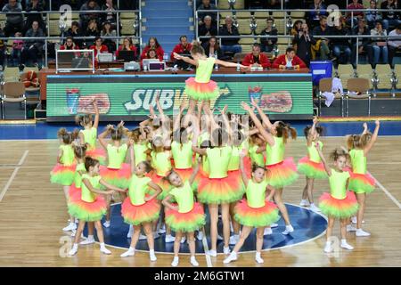 Orenburg, Russia - 31 ottobre 2019: Le ragazze cheerleading si esibiscono in una partita di pallacanestro della Eurolega Foto Stock