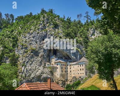 Postojna, Slovenia - 07 02 2015: Antico castello costruito in una grotta Foto Stock