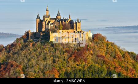 Castello Hohenzollern in autunno, germania Foto Stock