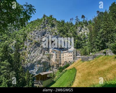 Postojna, Slovenia - 07 02 2015: Antico castello costruito in una grotta Foto Stock