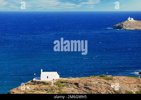 La chiesa di Agios Georgios e il faro al porto di Korissia nell'isola di Kea, Grecia Foto Stock