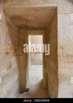 La porta e il corridoio interno per il tour del tempio in Egitto. Foto Stock