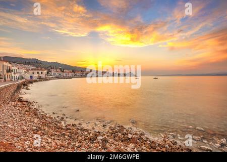 Tramonto dietro la città di Spetses Island, Grecia Foto Stock