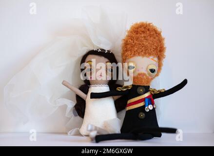 Bambole del principe Harry e Meghan Markle fatte a mano. Creato da un artista dell'East London per celebrare il matrimonio delle coppie il 19 maggio 2018. Foto Stock