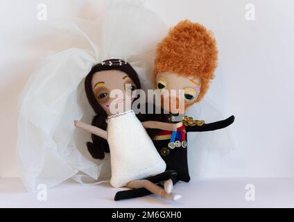 Bambole del principe Harry e Meghan Markle fatte a mano. Creato da un artista dell'East London per celebrare il matrimonio delle coppie il 19 maggio 2018. Foto Stock