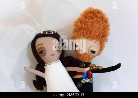 Bambole del principe Harry e Meghan Markle fatte a mano. Creato da un artista dell'East London per celebrare il matrimonio delle coppie il 19 maggio 2018. Foto Stock