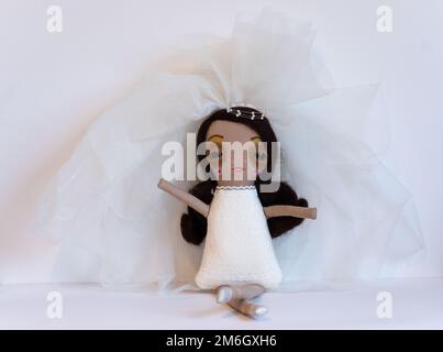 Bambole del principe Harry e Meghan Markle fatte a mano. Creato da un artista dell'East London per celebrare il matrimonio delle coppie il 19 maggio 2018. Foto Stock