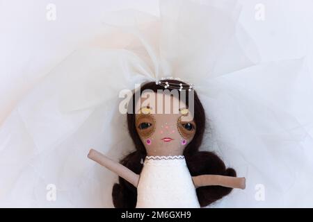 Bambole del principe Harry e Meghan Markle fatte a mano. Creato da un artista dell'East London per celebrare il matrimonio delle coppie il 19 maggio 2018. Foto Stock