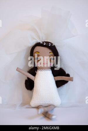 Bambole del principe Harry e Meghan Markle fatte a mano. Creato da un artista dell'East London per celebrare il matrimonio delle coppie il 19 maggio 2018. Foto Stock