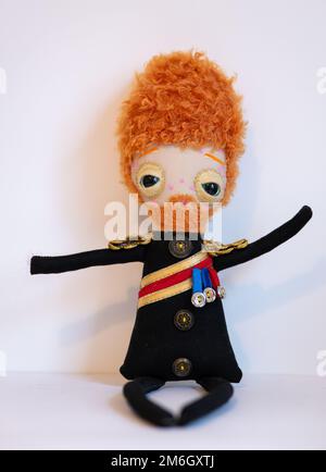 Bambole del principe Harry e Meghan Markle fatte a mano. Creato da un artista dell'East London per celebrare il matrimonio delle coppie il 19 maggio 2018. Foto Stock