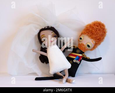 Bambole del principe Harry e Meghan Markle fatte a mano. Creato da un artista dell'East London per celebrare il matrimonio delle coppie il 19 maggio 2018. Foto Stock