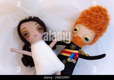 Bambole del principe Harry e Meghan Markle fatte a mano. Creato da un artista dell'East London per celebrare il matrimonio delle coppie il 19 maggio 2018. Foto Stock