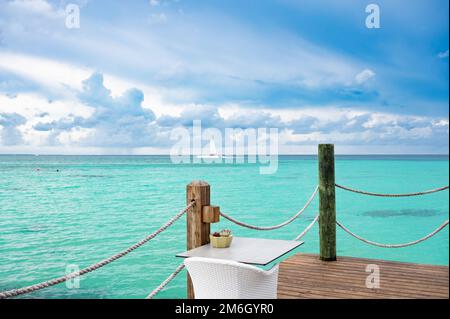 Molo di legno che si estende nel mare Foto Stock