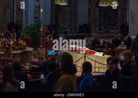 03 gennaio 2023 - Basilica di San Pietro, Vaticano: Esposizione dei resti mortali del Papa emerito. L'ex Papa Benedetto XVI è morto all'età di 95 anni, quasi un decennio dopo essere diventato il primo pontefice a dimettersi in sei secoli © Andrea Sabbadini Foto Stock