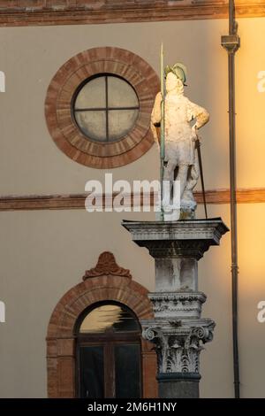 Il sole illumina la statua di San Vitalis, Piazza del Popolo, Ravenna, Italia Foto Stock