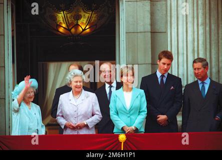 Regina Elisabetta la Regina Madre celebra il suo 100th° compleanno sul balcone di Buckingham Palace, Londra, Inghilterra, Regno Unito 04th agosto 2000. Foto Stock