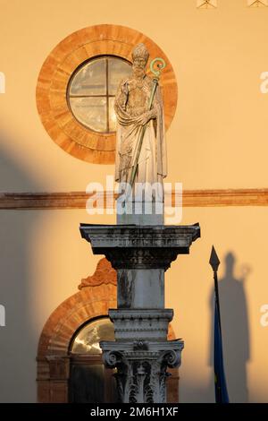 Il sole illumina la statua di Sant'Apollinare, foto verticale da vicino, Piazza del Popolo ,Ravenna,Italia Foto Stock