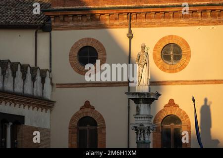 Il sole illumina la statua di Sant'Apollinare , foto orizzontale, Piazza del Popolo ,Ravenna,Italia Foto Stock