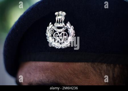 Il poliziotto indiano del Gujarat si è schierato sul dovere di evento per maneggiare la sicurezza della folla in uniforme sulla sicurezza stradale Foto Stock