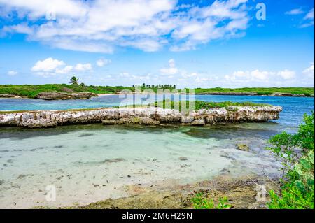 Isola disabitata nei caraibi e oceano atlantico al confine Foto Stock