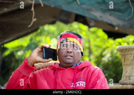 Vadodara, Gujarat - Novembre 19th 2022: Uomo indiano anziano primo piano faccia con pelle rugosa e capelli grigi buona e bella faccia Foto Stock