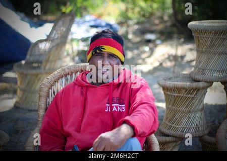 Vadodara, Gujarat - Novembre 19th 2022: Uomo indiano anziano primo piano faccia con pelle rugosa e capelli grigi buona e bella faccia Foto Stock