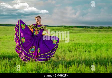 Nicaragua donna in costume tradizionale folk in erba campo, ritratto di Nicaragua donna indossare costume nazionale folk Foto Stock