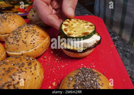 Cucina sveva, preparazione di hamburger di noodle al vapore, sostanziosi, salati, farcitura di pasta di lievito con verdure, fetta di zucchine fritte, pasta di lievito Foto Stock