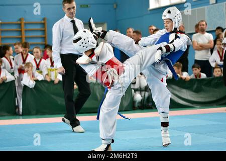 Orenburg, Russia - 19 ottobre 2019: Il ragazzo gareggia in taekwondo (arti marziali coreane) all'Orenburg Open Foto Stock