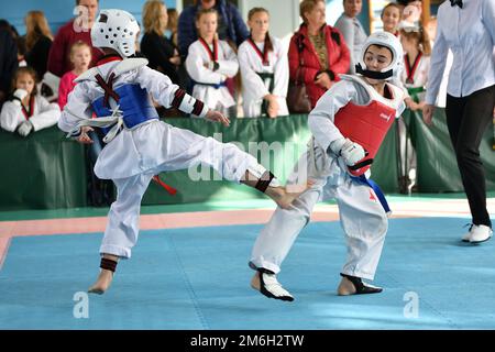 Orenburg, Russia - 19 ottobre 2019: Il ragazzo gareggia in taekwondo (arti marziali coreane) all'Orenburg Open Foto Stock