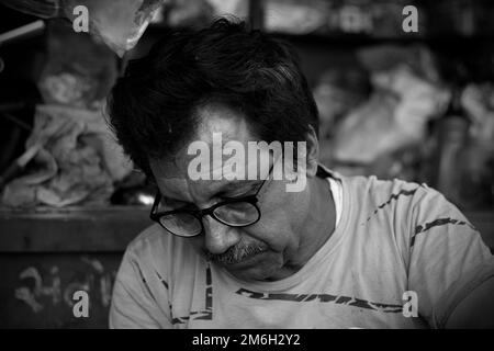 Vadodara, Gujarat - Novembre 19th 2022: Uomo indiano anziano primo piano faccia con pelle rugosa e capelli grigi buona e bella faccia Foto Stock