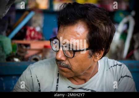 Vadodara, Gujarat - Novembre 19th 2022: Uomo indiano anziano primo piano faccia con pelle rugosa e capelli grigi buona e bella faccia Foto Stock