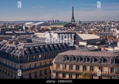 Vista della Torre Eiffel da un tetto - Parigi, Francia Foto Stock