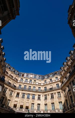 Belle facciate tradizionali e vecchie facciate parigine in un pittoresco quartiere semi-circolare - Parigi, Francia Foto Stock