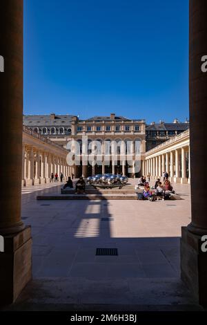 Giovani alle colonne del Palazzo reale a Parigi, Francia - Moda, Influencer, all'aperto Foto Stock