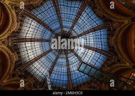 Interni Galeries Lafayette a Parigi. L'architetto Georges Chedanne ha progettato il Luxury Department Store con una bella Art N Foto Stock