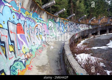 La pista olimpica di Bobsleigh sulle colline fuori Sarajevo e le opere d'arte Graffiti che ora espone Foto Stock