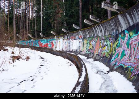 La pista olimpica di Bobsleigh sulle colline fuori Sarajevo e le opere d'arte Graffiti che ora espone Foto Stock