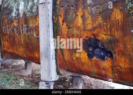 Un dettaglio ravvicinato della pista olimpica di Bobsleigh sulle colline al di fuori di Sarajevo e la corrosione sul cemento Foto Stock