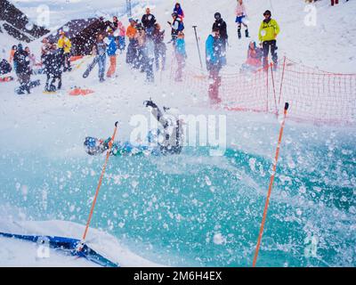 Russia, Sochi 11.05.2019. Un ragazzo snowboarder cade in piscina ad alta velocità e molti spruzzi volano in tutte le direzioni, peopl Foto Stock