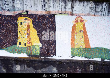 Graffiti ricrea il lavoro di Gustav Klimt sulla pista olimpica di Bobsleigh in disuso sulle colline fuori Sarajevo Foto Stock