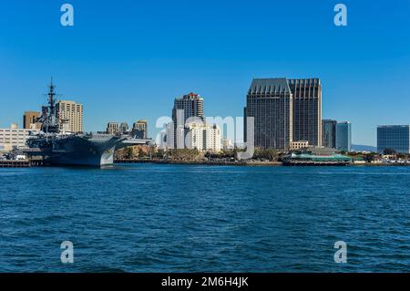 Skyline di San Diego con la USS Midway, California, Stati Uniti Foto Stock