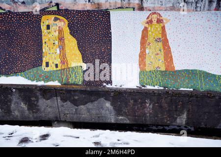 Graffiti ricrea il lavoro di Gustav Klimt sulla pista olimpica di Bobsleigh in disuso sulle colline fuori Sarajevo Foto Stock