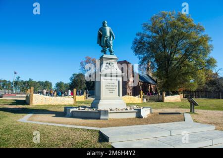 Monumento di John Smith primo governatore nell'insediamento inglese Jamestown, primo insediamento permanente nelle Americhe, Virginia, USA Foto Stock