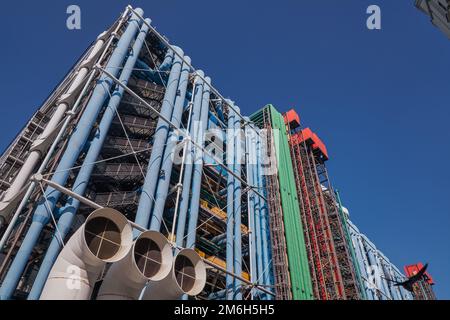 Facciata del Centro Georges Pompidou a Parigi, Francia. Uno dei musei di arte moderna più famosi al mondo Foto Stock