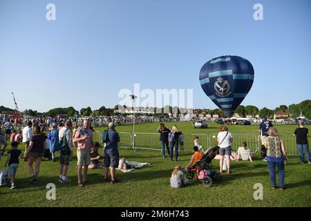 Una mongolfiera dell'Army Corp Air viene organizzata il giorno delle forze Armate 2019, Hudson's Field, Salisbury, 28 giugno 2019 Foto Stock