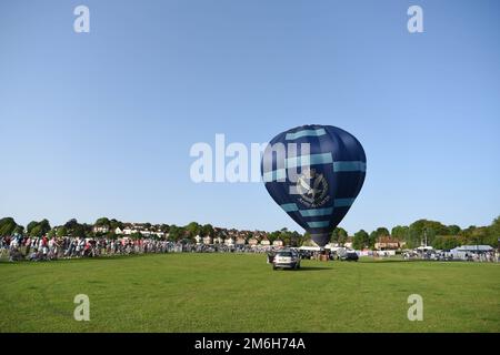 Una mongolfiera dell'Army Corp Air viene organizzata il giorno delle forze Armate 2019, Hudson's Field, Salisbury, 28 giugno 2019 Foto Stock