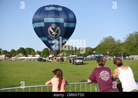 Una mongolfiera dell'Army Corp Air viene organizzata il giorno delle forze Armate 2019, Hudson's Field, Salisbury, 28 giugno 2019 Foto Stock