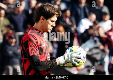 Salerno, Italia. 04th Jan, 2023. Ciprian Tătăruşanu giocatore di Milano, durante la partita della Serie Italiana A campionato tra Salernitana vs Milano risultato finale, Salernitana 1, Milano 1, partita disputata allo Stadio Arechi. Credit: Vincenzo Izzo/Alamy Live News Foto Stock