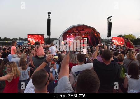 I fan registrano lo spettacolo sul loro telefono mentre i Kaiser Chiefs si esibiscono sul palco al giorno delle forze armate 2019, Salisbury - Hudson's Field, 29 giugno 2019 Foto Stock